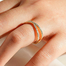 Load image into Gallery viewer, Twisted Design Moissanite Band