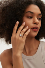 Load image into Gallery viewer, Close-Up of Princess Cut Moissanite Sparkle