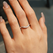 Load image into Gallery viewer, Elegant Moissanite Ring with Alternating Shapes